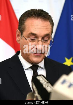 Il ViceCancelliere austriaco e presidente del Partito della libertà Heinz-Christian Strache tiene una conferenza stampa a Vienna il 18 maggio 2019 dopo la pubblicazione del "Ibiza - Video" riguardante Strache. Il vice-cancelliere austriaco e presidente del partito per la libertà Heinz-Christian Strache si dimette per il video scandalo. - 20190518 PD1542 - Rechteinfo: Diritti gestiti (RM) Foto Stock