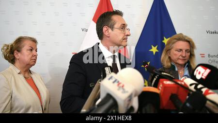 Il ViceCancelliere austriaco e presidente del Partito della libertà Heinz-Christian Strache tiene una conferenza stampa a Vienna il 18 maggio 2019 dopo la pubblicazione del "Ibiza - Video" riguardante Strache. Il vice-cancelliere austriaco e presidente del partito per la libertà Heinz-Christian Strache si dimette per il video scandalo. (L-R) Beate Hartinger-Klein, ministro federale austriaco del lavoro, degli affari sociali, della salute e della tutela dei consumatori, vice-cancelliere austriaco e presidente del partito per la libertà Heinz-Christian Strache, ministro degli Esteri austriaco Karin Kneissl tengono una conferenza stampa congiunta a V Foto Stock