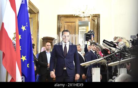 Il ViceCancelliere austriaco e presidente del Partito della libertà Heinz-Christian Strache tiene una conferenza stampa a Vienna il 18 maggio 2019 dopo la pubblicazione del "Ibiza - Video" riguardante Strache. Il vice-cancelliere austriaco e presidente del partito per la libertà Heinz-Christian Strache si dimette per il video scandalo. - 20190518 PD1517 - Rechteinfo: Diritti gestiti (RM) Foto Stock