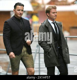 (LtoR) il cantante austriaco Andreas Gabalier e l'ex pilota tedesco di Formula 1 Nico Rosberg partecipano alla cerimonia funebre per il defunto campione austriaco di Formula 1 Niki Lauda alla Stephandsdom (Cattedrale di Santo Stefano a Vienna il 29 maggio 2019. - 20190529 PD2447 - Rechteinfo: Diritti gestiti (RM) Foto Stock