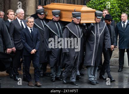 (LtoR) l'ex pilota tedesco di Formula 1 Nico Rosberg, l'ex pilota austriaco di Formula 1 Helmut Marko, l'ex pilota francese di Formula 1 Alain Prost e il pilota britannico di Formula 1 Lewis Hamilton scortano la bara del defunto campione austriaco di Formula 1 Niki Lauda, mentre si sta svolgendo allo Stephandsdom (cattedrale di Santo Stefano) a Vienna il 29 maggio 2019. - 20190529 PD3691 - Rechteinfo: Rights Managed (RM) Foto Stock