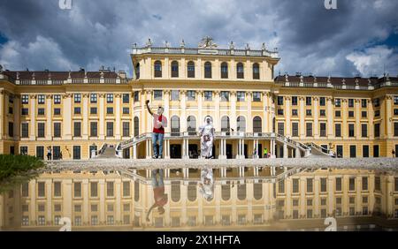 CARATTERISTICHE: Turisti che visitano il Palazzo Schoenbrunn a Vienna. Il Palazzo Schoenbrunn è una delle attrazioni più popolari di Vienna. Fotografato il 15 luglio 2019. Vienna, Austria. - 20190715 PD3125 - Rechteinfo: Rights Managed (RM) Foto Stock