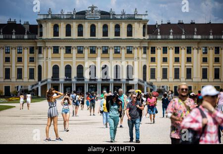 CARATTERISTICHE: Turisti che visitano il Palazzo Schoenbrunn a Vienna. Il Palazzo Schoenbrunn è una delle attrazioni più popolari di Vienna. Fotografato il 15 luglio 2019. Vienna, Austria. - 20190715 PD3120 - Rechteinfo: Diritti gestiti (RM) Foto Stock