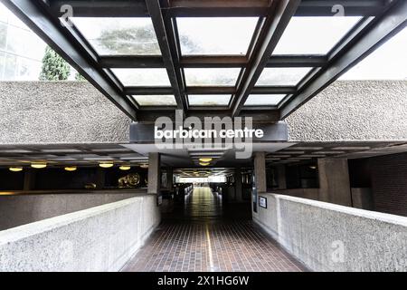 Passerella con ingresso al Barbican Centre, Londra, Inghilterra Foto Stock