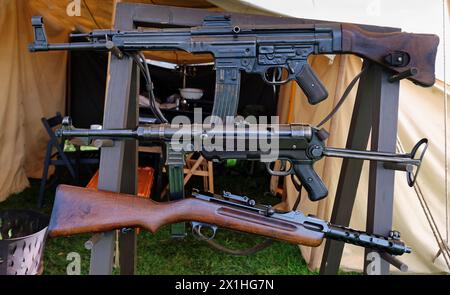 Armi di fanteria tedesche della seconda guerra mondiale. Fucile d'assalto MP44 e mitragliatrice MP40. Foto Stock