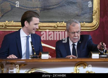 La cerimonia di giuramento del loro nuovo governo di coalizione il 7 gennaio 2020 nell'ufficio del presidente a Vienna, Austria. FOTO: Cancelliere austriaco Sebastian Kurz (L) e presidente austriaco Alexander Van der Bellen - 20200107 PD3241 - Rechteinfo: Diritti gestiti (RM) Foto Stock