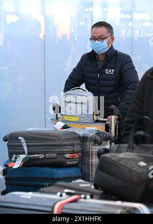 Passeggeri che indossano maschere facciali all'aeroporto internazionale di Vienna. A seguito di una decisione delle autorità sanitarie austriache, la temperatura corporea dei passeggeri sui voli diretti in arrivo dalla Cina sarà ora misurata all’aeroporto internazionale di Vienna per quanto riguarda il coronavirus. 9 febbraio 2020, Vienna, Austria. - 20200206 PD4530 - Rechteinfo: Diritti gestiti (RM) Foto Stock