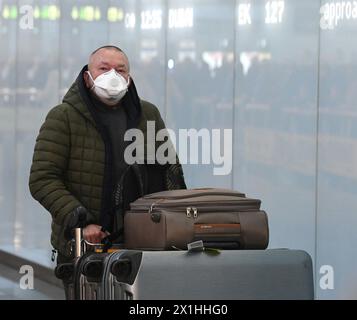 Passeggeri che indossano maschere facciali all'aeroporto internazionale di Vienna. A seguito di una decisione delle autorità sanitarie austriache, la temperatura corporea dei passeggeri sui voli diretti in arrivo dalla Cina sarà ora misurata all’aeroporto internazionale di Vienna per quanto riguarda il coronavirus. 9 febbraio 2020, Vienna, Austria. - 20200206 PD4463 - Rechteinfo: Diritti gestiti (RM) Foto Stock