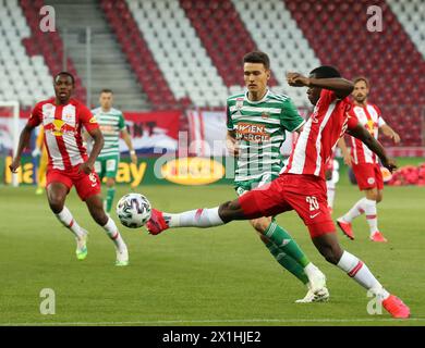 Patson Daka (FC Red Bull Salzburg/r) contro Dejan Ljubicic (SK Rapid Wien/c), Enock Mwepu (FC Red Bull Salzburg/l) durante il tipico match Bundeliga tra Red Bull Salzburg e SK Rapid Wien a Salisburgo, Austria, il 3 giugno 2020. - 20200603 PD7338 - Rechteinfo: Diritti gestiti (RM) Foto Stock