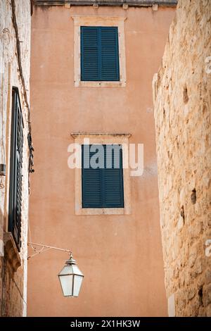 Finestre sull'edificio in una strada nella città vecchia, Dubrovnik Foto Stock