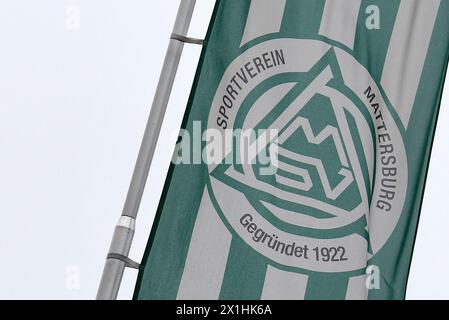 La squadra austriaca di calcio SV Mattersburg ha volontariamente restituito la licenza Bundesliga dopo lo scandalo contabile della Commerzialbank Mattersburg. Dopo un'assemblea generale del 5 agosto 2020 è stato annunciato che è stata presentata una petizione di fallimento. Nella foto: Bandiera della SVM di fronte allo stadio di Mattersburg, Austria. - 20200805 PD2329 - Rechteinfo: Diritti gestiti (RM) Foto Stock