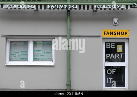 La squadra austriaca di calcio SV Mattersburg ha volontariamente restituito la licenza Bundesliga dopo lo scandalo contabile della Commerzialbank Mattersburg. Dopo un'assemblea generale del 5 agosto 2020 è stato annunciato che è stata presentata una petizione di fallimento. Nella foto: Fanshop di SVM di fronte allo stadio di Mattersburg, Austria. - 20200805 PD2340 - Rechteinfo: Diritti gestiti (RM) Foto Stock