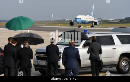 Gli agenti dei servizi segreti e il personale aspettano che l'aereo del Segretario di Stato americano Mike Pompeo arrivi all'aeroporto di Vienna, in Austria, il 13 agosto 2020. Il Segretario di Stato AMERICANO Mike Pompeo è in tour in quattro nazioni in Europa. - 20200813 PD5628 - Rechteinfo: Diritti gestiti (RM) Foto Stock