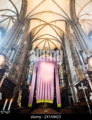 Il tessuto quaresimale dell'artista Erwin Wurm è stato presentato nella St Cattedrale di Stefano il 16 febbraio 2021, - è stata progettata sotto forma di un maglione a maglia oversize e copre l'altare maggiore. - 20210216 PD3395 - Rechteinfo: Rights Managed (RM) Foto Stock