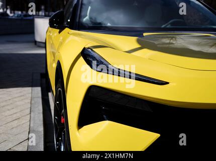 Minsk, Bielorussia, 17 aprile 2024 - fari gialli Lotus Eletre, vista frontale. Auto elettrica moderna Foto Stock