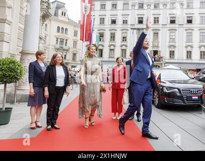(R-L) il re Willem-Alexander dei Paesi Bassi saluta in qualità di presidente austriaco Alexander van der Bellen, di moglie del presidente austriaco Doris Schmidauer, di regina Maxima dei Paesi Bassi, di sindaco di Graz Elke Kahr e di vice-sindaco di Graz Judith Schwentner React durante la visita al municipio di Graz, Austria, il 29 giugno, 2022. La coppia reale olandese è in visita di stato di tre giorni in Austria. - 20220629 PD2846 - Rechteinfo: Diritti gestiti (RM) Foto Stock