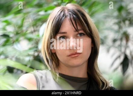 La cantautrice austriaca Sophia Blenda (Sophie Löw) durante un'intervista con Austria Presse Agentur - APA il 7 giugno 2022, a Vienna, Austria. Sophia Blenda è l'alter ego di Sophie Löw, la cantante/cantautrice di 26 anni, la cui voce distintiva e i suoi testi notevoli l'hanno finora resa meglio conosciuta come la cantante della band indie rock viennese Culk. - 20220707 PD20200 - Rechteinfo: Diritti gestiti (RM) Foto Stock