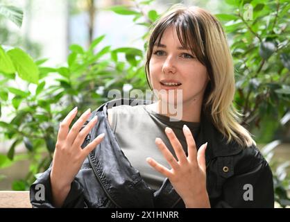 La cantautrice austriaca Sophia Blenda (Sophie Löw) durante un'intervista con Austria Presse Agentur - APA il 7 giugno 2022, a Vienna, Austria. Sophia Blenda è l'alter ego di Sophie Löw, la cantante/cantautrice di 26 anni, la cui voce distintiva e i suoi testi notevoli l'hanno finora resa meglio conosciuta come la cantante della band indie rock viennese Culk. - 20220707 PD20203 - Rechteinfo: Diritti gestiti (RM) Foto Stock