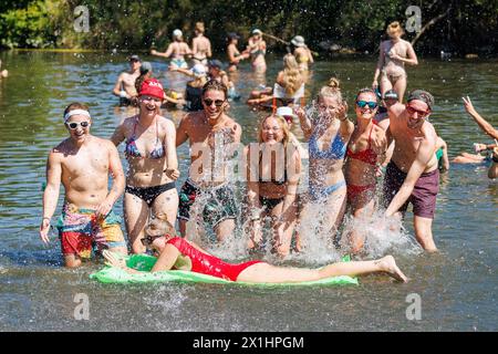 Gli amanti del festival si rinfrescano nel fiume Traisen durante il festival musicale "Frequency 2022" a St Poelten, Austria. 18 agosto 2022. - 20220817 PD3410 - Rechteinfo: Diritti gestiti (RM) Foto Stock