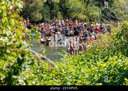 Gli amanti del festival si rinfrescano nel fiume Traisen durante il festival musicale "Frequency 2022" a St Poelten, Austria. 18 agosto 2022. - 20220817 PD3411 - Rechteinfo: Diritti gestiti (RM) Foto Stock