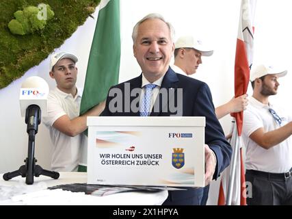 Walter Rosenkranz (FPÖ) il 30 agosto 2022, in occasione della consegna delle dichiarazioni di sostegno alla candidatura alle elezioni presidenziali federali all'autorità elettorale di Vienna, in Austria. - 20220830 PD1993 - Rechteinfo: Diritti gestiti (RM) Foto Stock