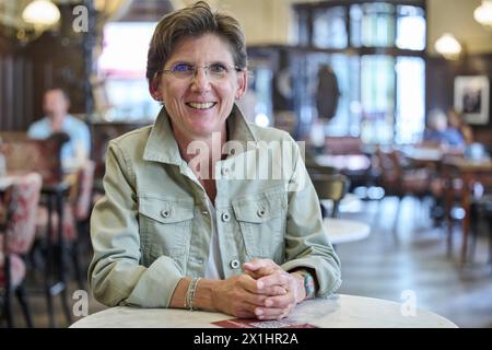 La scrittrice austriaca Beate Maly durante un'intervista con Austria Presse Agentur al Cafe Sperl di Vienna, Austria, il 14 settembre 2022. Maly pubblica anche sotto gli pseudonimi Laura Baldini e Lina Jansen. - 20220914 PD28249 - Rechteinfo: Rights Managed (RM) Foto Stock