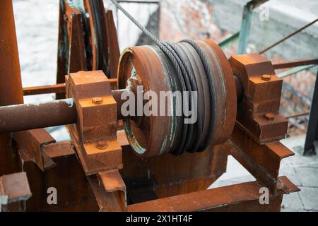 vecchio meccanismo meccanico di ingranaggi metallici sulla diga Foto Stock