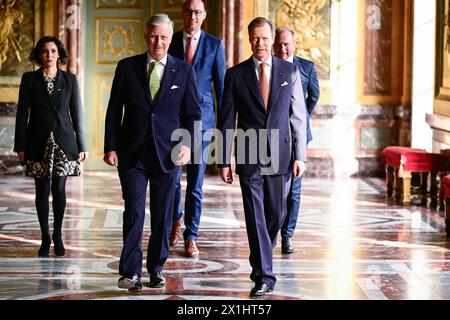 Bruxelles, Belgio. 17 aprile 2024. Belgio: Il ministro degli Esteri Hadja Lahbib, il re Philippe - Filip del Belgio, il vice primo ministro belga e ministro delle Finanze Vincent Van Peteghem e il granduca Henri del Lussemburgo giungono per l'apertura del Forum economico, il secondo giorno della visita ufficiale di Stato della coppia reale lussemburghese in Belgio, mercoledì 17 aprile 2024, a Bruxelles. BELGA PHOTO LAURIE DIEFFEMBACQ credito: Belga News Agency/Alamy Live News Foto Stock