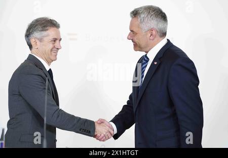 Il primo ministro sloveno Robert Golob (L) e il cancelliere austriaco Karl Nehammer durante una conferenza stampa durante la sua visita ufficiale in Austria a Vienna, Austria, il 13 giugno 2023. - 20230613 PD2535 - Rechteinfo: Diritti gestiti (RM) Foto Stock