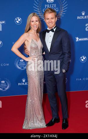 Nico Rosberg, campione del mondo di Formula 1, e sua moglie Vivian, arrivano per il Gala di premiazione FIA al palazzo Hofburg di Vienna, Austria, il 2 dicembre 2016. Nico Rosberg abbandona improvvisamente la Formula 1, appena cinque giorni dopo aver vinto il suo primo titolo mondiale, lasciando le corse automobilistiche sbalordite e Mercedes alla ricerca di un nuovo compagno di squadra per Lewis Hamilton. - 20161202 PD6835 - Rechteinfo: Diritti gestiti (RM) Foto Stock