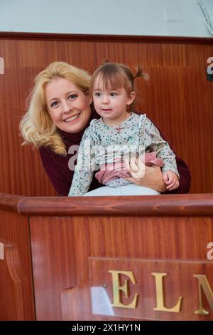 IVA SCHELL con sua figlia Viktoria alla Tanzschule Elmayer a Vienna, Austria, l'11 novembre 2017. - 20171111 PD11613 - Rechteinfo: Diritti gestiti (RM) Foto Stock