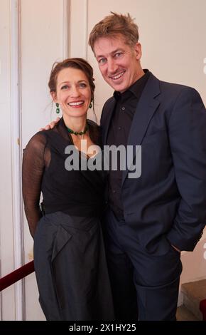 L'attore austriaco Tobias Moretti con la moglie Julia al Nestroy 2017 Theatre Award al Ronacher di Vienna, Austria, il 13 novembre 2017. - 20171113 PD5468 - Rechteinfo: Diritti gestiti (RM) Foto Stock