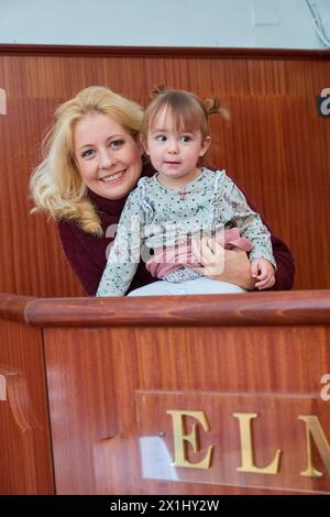 IVA SCHELL con sua figlia Viktoria alla Tanzschule Elmayer a Vienna, Austria, l'11 novembre 2017. - 20171111 PD11614 - Rechteinfo: Diritti gestiti (RM) Foto Stock