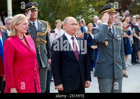 Il presidente russo Vladimir Putin prende parte a una corona che posa la cermonia al memoriale sovietico della seconda guerra mondiale a Vienna, Austria, il 5 giugno 2018. Il Presidente Putin è in visita di Stato di un giorno in Austria. Nella foto: Il presidente russo Vladimir Putin (R) e il ministro degli Esteri austriaco Karin Kneissl. - 20180605 PD10743 - Rechteinfo: Diritti gestiti (RM) Foto Stock