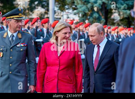 Il presidente russo Vladimir Putin prende parte a una corona che posa la cermonia al memoriale sovietico della seconda guerra mondiale a Vienna, Austria, il 5 giugno 2018. Il Presidente Putin è in visita di Stato di un giorno in Austria. Nella foto: Il presidente russo Vladimir Putin (R) e il ministro degli Esteri austriaco Karin Kneissl. - 20180605 PD10751 - Rechteinfo: Rights Managed (RM) Foto Stock