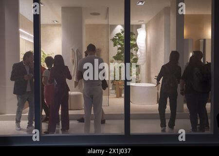 Milano, Italia - 16 aprile 2024 - Salone del Mobile Milano design WEEK Rho Fiera - visitatori all'interno della mostra internazionale del bagno Credit: Kines Milano/Alamy Live News Foto Stock