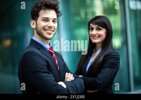 I partner aziendali esterni con fiducia sorridente Foto Stock