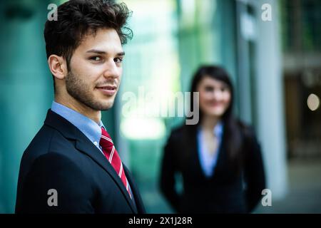 I partner aziendali esterni con fiducia sorridente Foto Stock