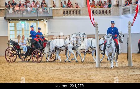 Georg HABSBURG LOTHRINGEN e le sue figlie Sophia e Ildiko visitano la scuola di equitazione spagnola a Vienna, Austria, il 17 luglio 2019. Sophia e Ildiko (sorella minore) - 20190717 PD12252 - Rechteinfo: Rights Managed (RM) Foto Stock