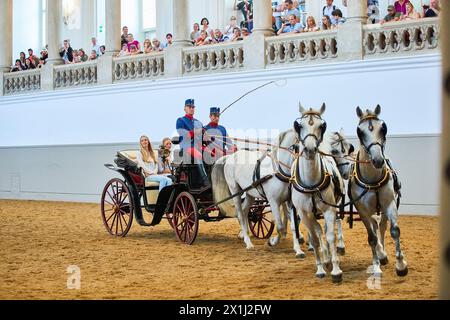 Georg HABSBURG LOTHRINGEN e le sue figlie Sophia e Ildiko visitano la scuola di equitazione spagnola a Vienna, Austria, il 17 luglio 2019. Sophia e Ildiko (sorella minore) - 20190717 PD12260 - Rechteinfo: Rights Managed (RM) Foto Stock
