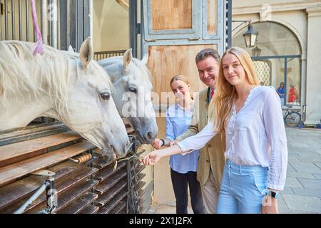 Georg HABSBURG LOTHRINGEN e le sue figlie Sophia e Ildiko visitano la scuola di equitazione spagnola a Vienna, Austria, il 17 luglio 2019. Georg HABSBURG LOTHRINGEN (M), Sophia e Ildiko (sorella minore) - 20190717 PD12277 - Rechteinfo: Diritti gestiti (RM) Foto Stock