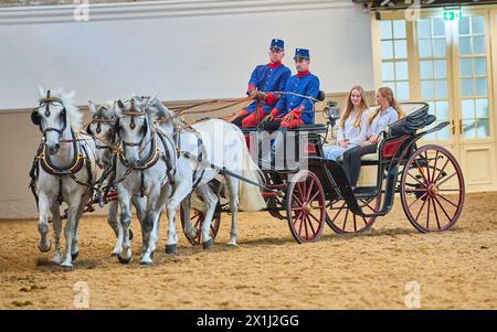 Georg HABSBURG LOTHRINGEN e le sue figlie Sophia e Ildiko visitano la scuola di equitazione spagnola a Vienna, Austria, il 17 luglio 2019. Sophia e Ildiko (sorella minore) - 20190717 PD12258 - Rechteinfo: Rights Managed (RM) Foto Stock