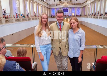 Georg HABSBURG LOTHRINGEN e le sue figlie Sophia e Ildiko visitano la scuola di equitazione spagnola a Vienna, Austria, il 17 luglio 2019. Georg HABSBURG LOTHRINGEN (M), Sophia e Ildiko (sorella minore) - 20190717 PD12271 - Rechteinfo: Diritti gestiti (RM) Foto Stock