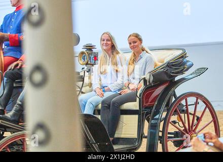 Georg HABSBURG LOTHRINGEN e le sue figlie Sophia e Ildiko visitano la scuola di equitazione spagnola a Vienna, Austria, il 17 luglio 2019. Sophia e Ildiko (sorella minore) - 20190717 PD12279 - Rechteinfo: Diritti gestiti (RM) Foto Stock