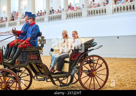 Georg HABSBURG LOTHRINGEN e le sue figlie Sophia e Ildiko visitano la scuola di equitazione spagnola a Vienna, Austria, il 17 luglio 2019. Sophia e Ildiko (sorella minore) - 20190717 PD12264 - Rechteinfo: Rights Managed (RM) Foto Stock