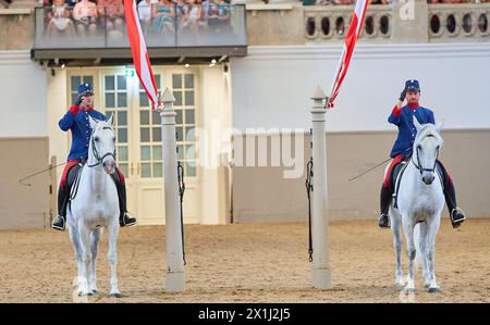 Georg HABSBURG LOTHRINGEN e le sue figlie Sophia e Ildiko visitano la scuola di equitazione spagnola a Vienna, Austria, il 17 luglio 2019. Piloti - 20190717 PD12288 - Rechteinfo: Rights Managed (RM) Foto Stock