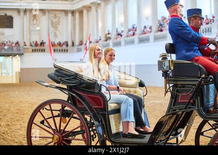 Georg HABSBURG LOTHRINGEN e le sue figlie Sophia e Ildiko visitano la scuola di equitazione spagnola a Vienna, Austria, il 17 luglio 2019. Sophia e Ildiko (sorella minore) - 20190717 PD12256 - Rechteinfo: Rights Managed (RM) Foto Stock