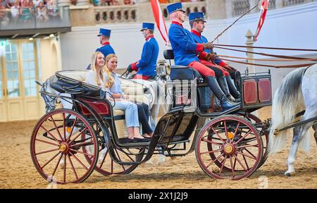 Georg HABSBURG LOTHRINGEN e le sue figlie Sophia e Ildiko visitano la scuola di equitazione spagnola a Vienna, Austria, il 17 luglio 2019. Sophia e Ildiko (sorella minore) - 20190717 PD12265 - Rechteinfo: Rights Managed (RM) Foto Stock