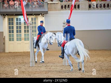 Georg HABSBURG LOTHRINGEN e le sue figlie Sophia e Ildiko visitano la scuola di equitazione spagnola a Vienna, Austria, il 17 luglio 2019. Piloti - 20190717 PD12298 - Rechteinfo: Rights Managed (RM) Foto Stock