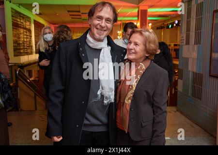 Viennale 2020 - International Film Festival Vienna - prima del film 'Epicentro' al Gartenbau Kino di Vienna, Austria, il 25 ottobre 2020. FOTO: Hubert SAUPER e sua madre Maria HAUSER - SAUPER - 20201025 PD15567 - Rechteinfo: Rights Managed (RM) Foto Stock